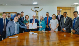 Imagem da notícia Lula assina MP com aumento de 5,4% no piso do magistério, que volta a ter ganho real em 2026